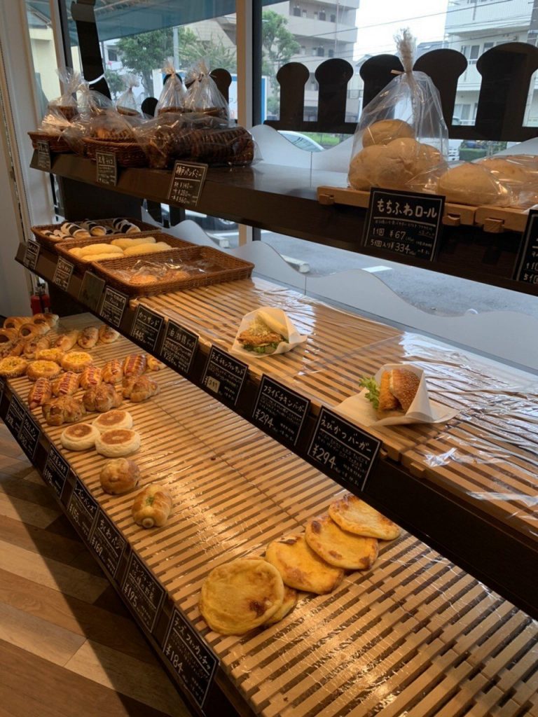 Chế biến bánh mì trong phân xưởng, nhẹ nhàng, sạch sẽ 