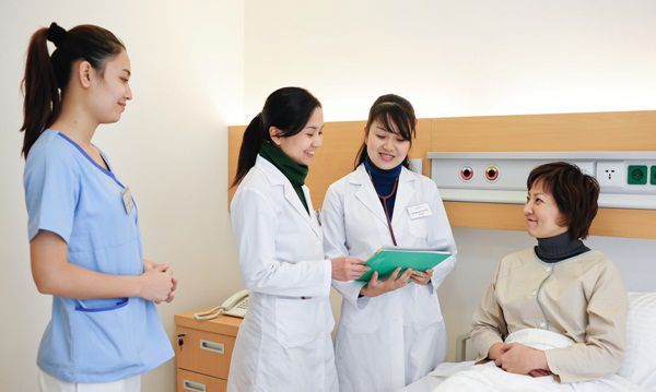 Điều dưỡng viên phụ trách công việc chăm sóc và theo dõi tình trạng sức khỏe bệnh nhân
